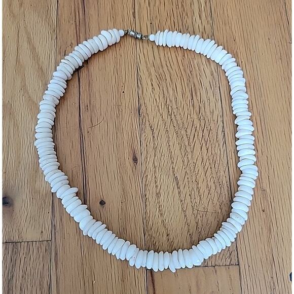 Vintage White Round Puka Shell Collar Necklace 16.5" 6mm Beachy Retro Surfer - Picture 1 of 7
